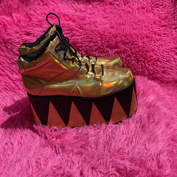 Y Ru Qozmo Politan gold holographic embroidered alien 4” platforms EU 41 US 10 - Picture 2 of 14